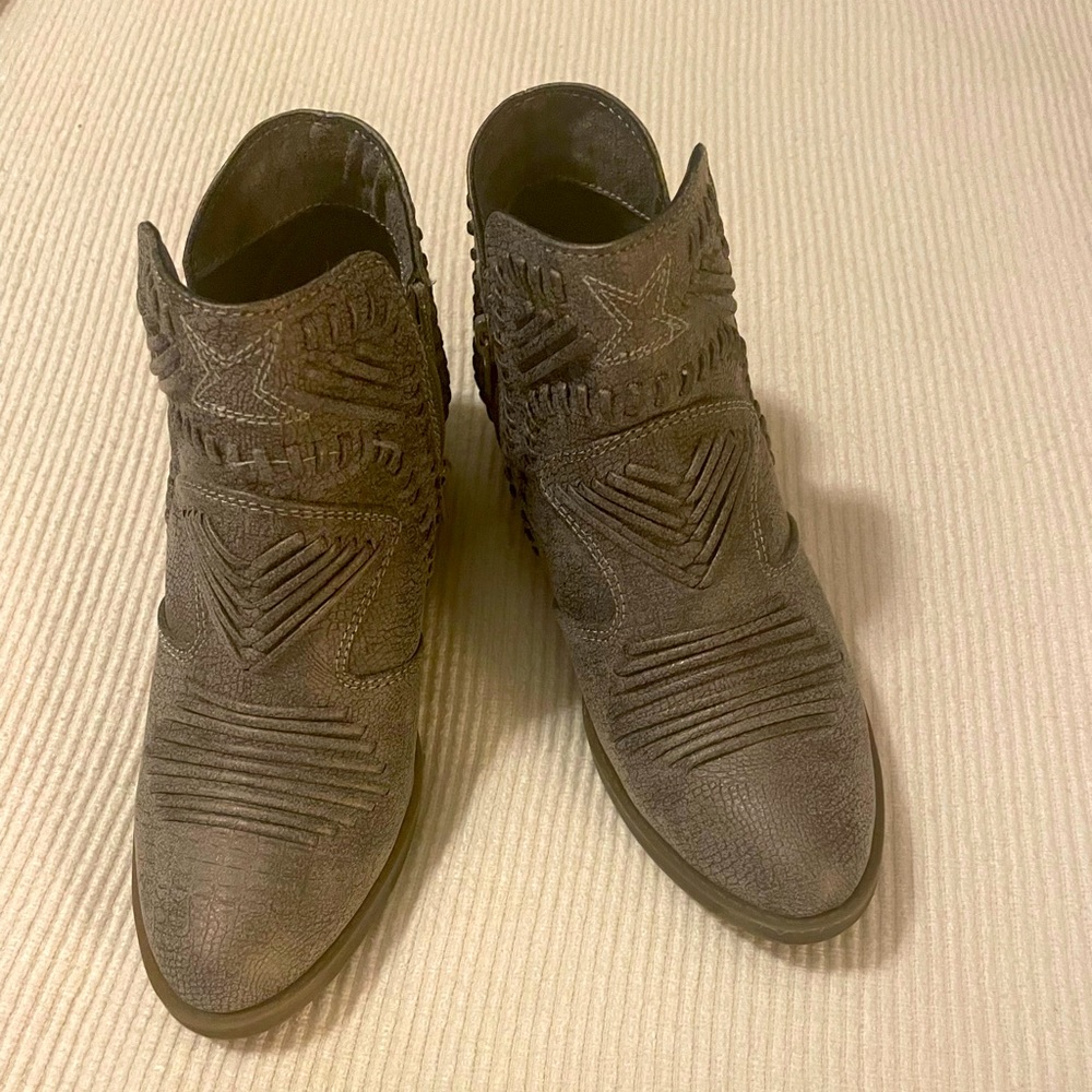 Not Rated gray ankle boots size 8